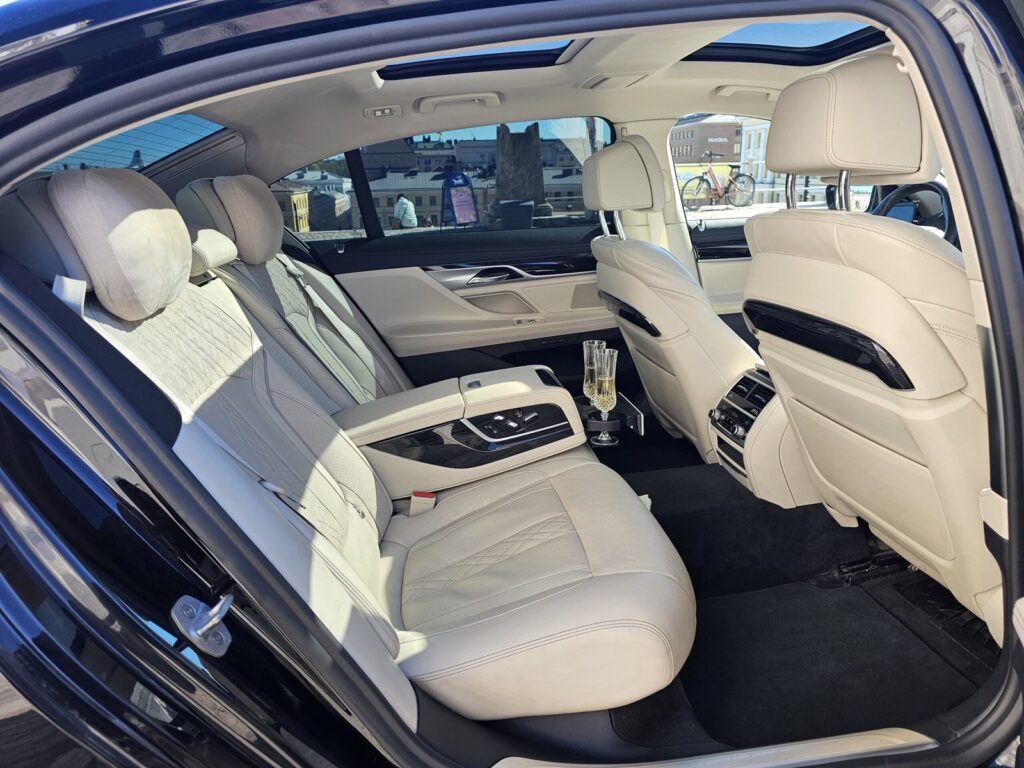 Bmw 7-sarjan hääauto Helsingin tuomiokirkolla