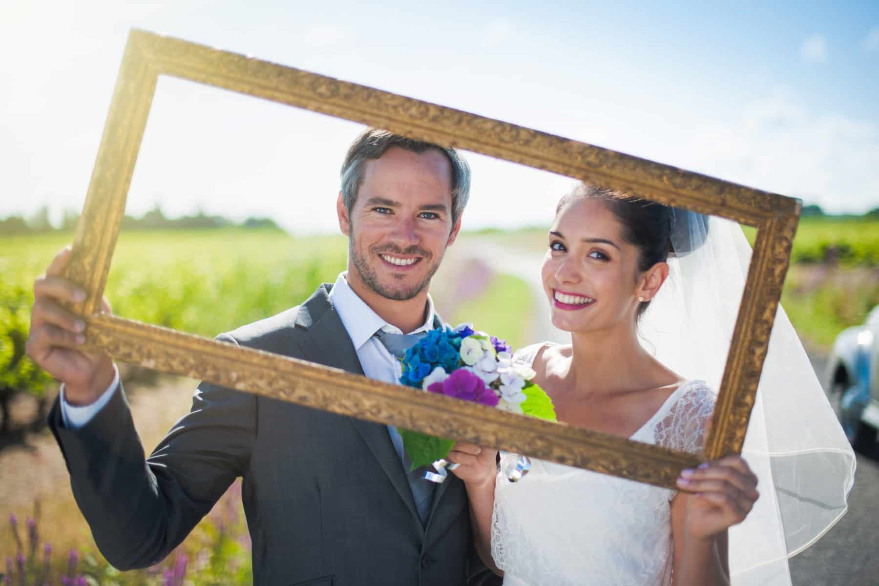 Morsiuspari menossa hääkuvaukseen